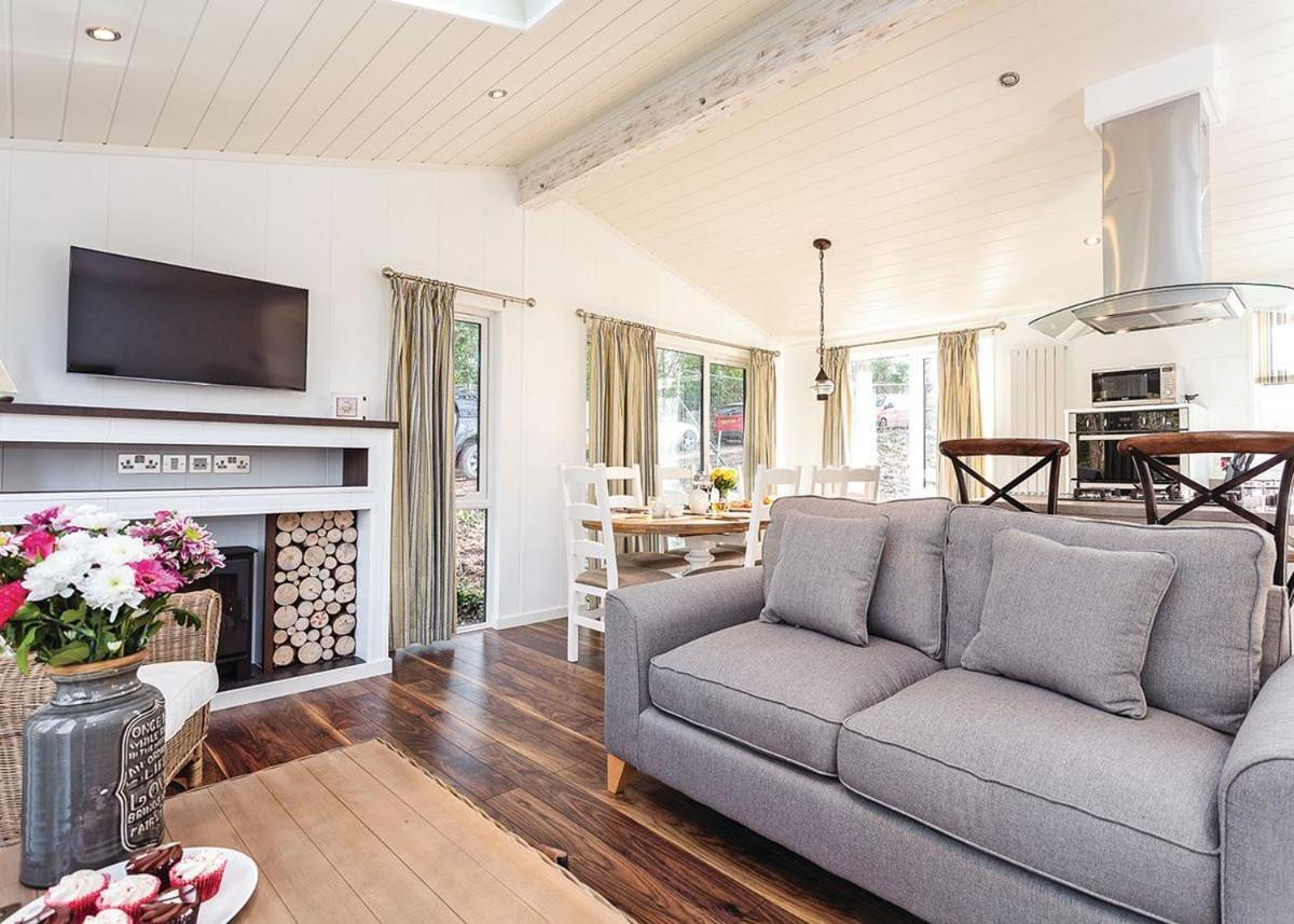 Woodside Bay Lodge Retreat Wootton Bridge  Exteriör bild