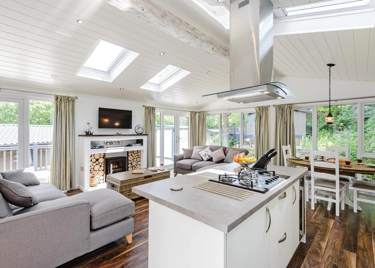 Woodside Bay Lodge Retreat Wootton Bridge  Exteriör bild